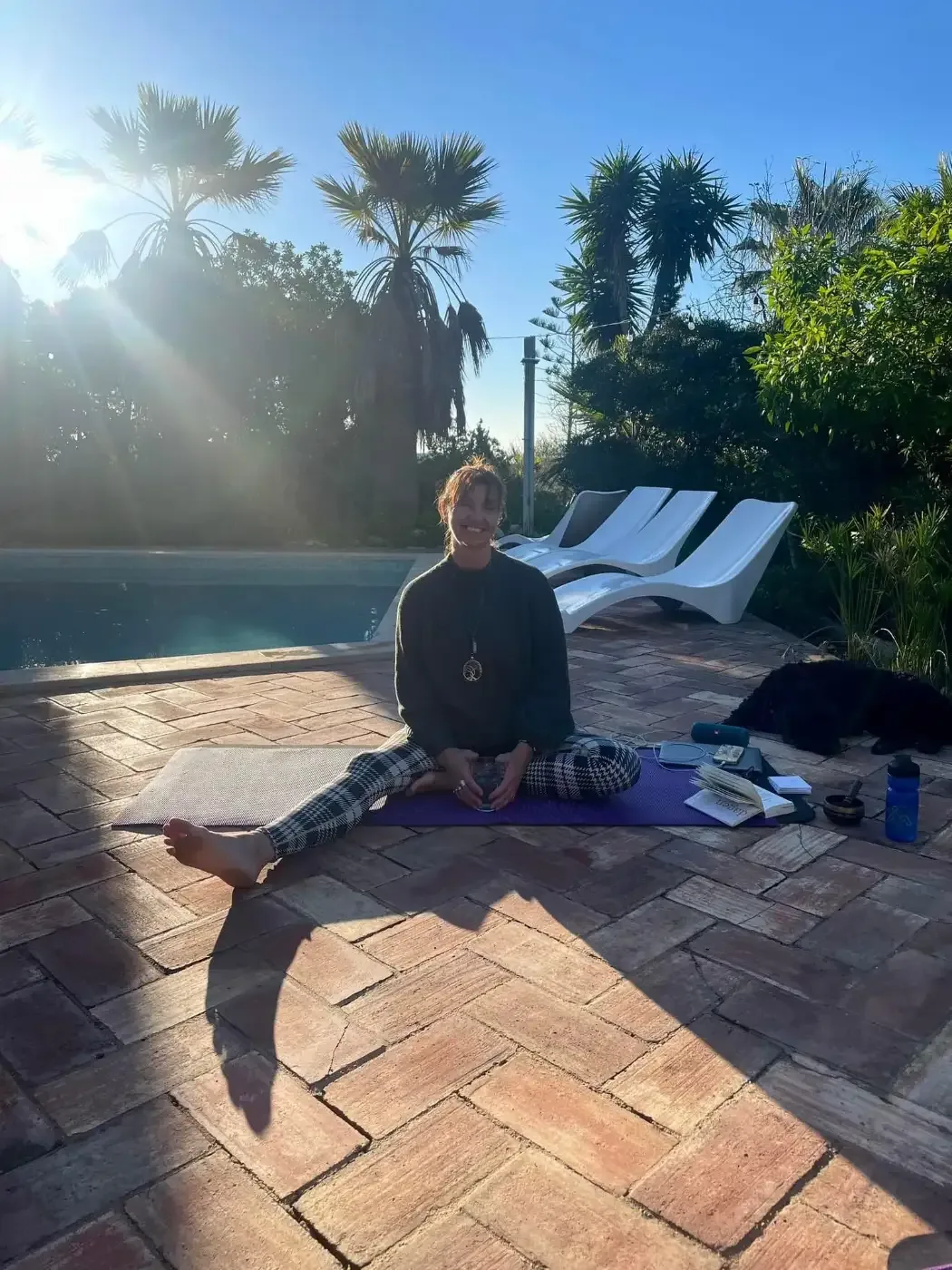 Sensing Yoga-lektion med lärare vid poolen på bokaretreats retreat i Salema